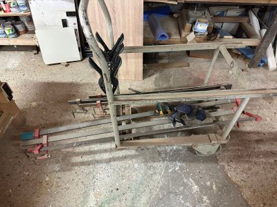 une paire de pinces posée sur un établi