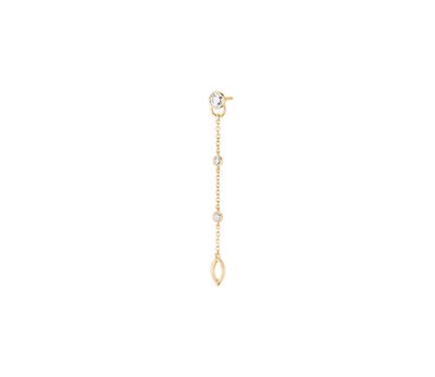 une paire de boucles d'oreilles en or serties de diamants sur fond blanc