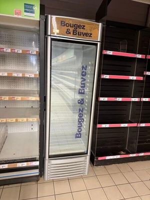 il y a beaucoup de réfrigérateurs vides à vendre dans le magasin