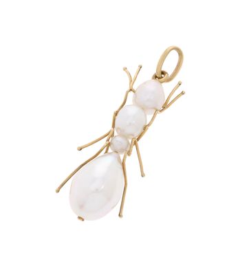 une image représentant un pendentif en forme d'insecte, en or et perles