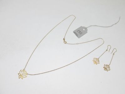 un ensemble composé d'un collier et de boucles d'oreilles en or