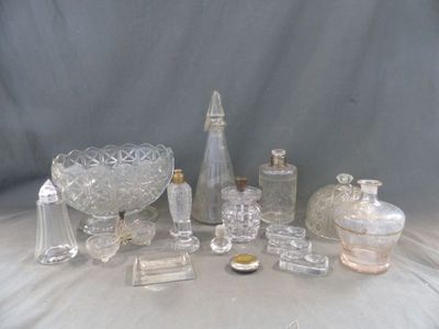 un grand nombre d'objets en verre posés sur une table