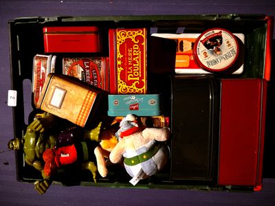 une boîte contenant tout un tas d'objets