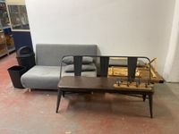Ensemble comprenant table basse en bois sur roue canapé conv…