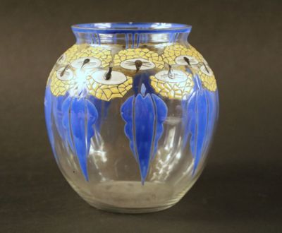 un vase en verre orné d'un motif bleu et jaune