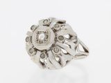 un gros plan d'une bague en argent sertie de diamants