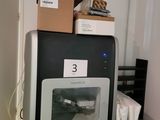 des boîtes posées sur un réfrigérateur dans une cuisine équipée d'un micro-ondes