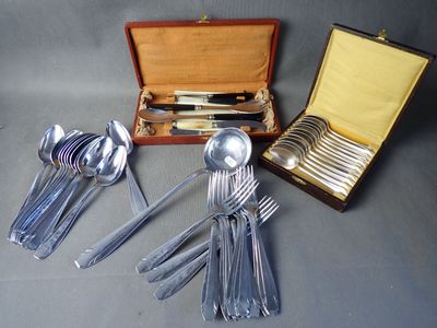 12 petites cuillères en métal argenté, on joint 1 partie de ménagère e