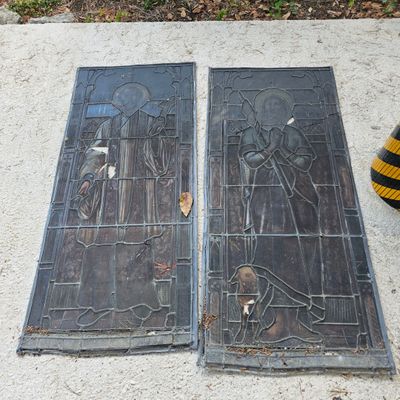 deux vitraux posés sur une dalle de béton