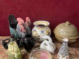 de nombreuses figurines en céramique de toutes sortes posées sur une table
