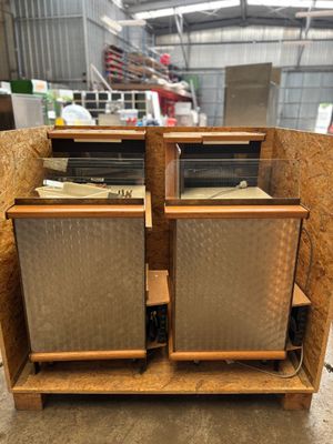 une commode en bois comportant quatre tiroirs