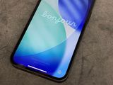 un gros plan d'un téléphone posé sur une table, avec une étiquette de prix