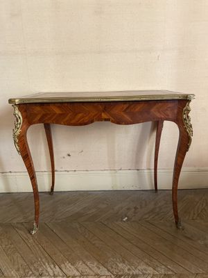 une petite table en bois avec un plateau en marbre