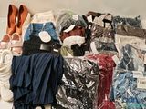 un tas de vêtements et de chaussures sur une étagère