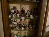 de nombreuses figurines sur les étagères dans le coin de la pièce