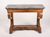 une vieille table en bois avec un plateau en marbre sur fond blanc