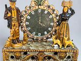 deux figurines placées à côté d'une horloge