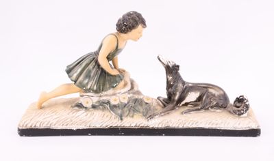 figurine représentant une fillette et un chien sur un tapis
