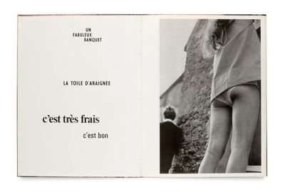 un livre ouvert sur lequel figure la photo en noir et blanc d'une femme debout devant un immeuble
