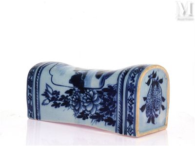 une boîte bleue et blanche décorée de fleurs et d'oiseaux