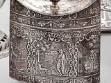 une boîte en argent posée à côté d'un bol en argent