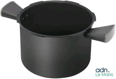 le couvercle d'une casserole noire munie d'une poignée, sur fond blanc