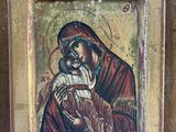 une image d'un tableau représentant une femme tenant un enfant dans ses bras