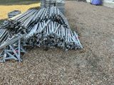 un tas de battes de baseball posées par terre