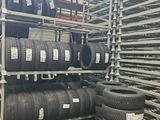 Un tas de pneus est empilé sur des palettes dans un entrepôt
