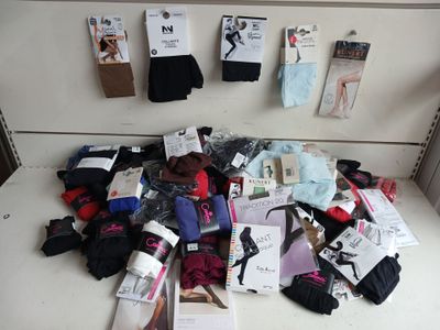 de nombreuses paires de chaussettes et de sous-vêtements posées sur le comptoir