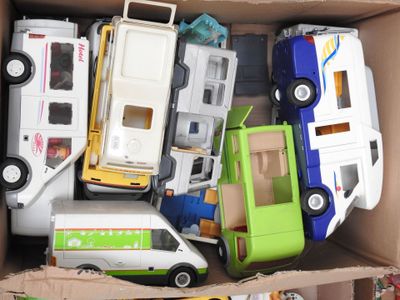 une boîte en carton remplie de petites voitures et de petits camions