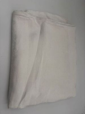 Nappe en lin fin à décor de fleurs et de feuillages, chiffré…