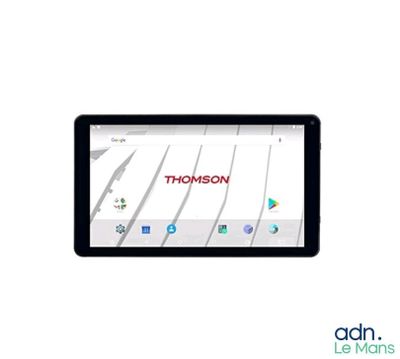 la tablette est posée sur une surface blanche sur laquelle est inscrit « Thomson »