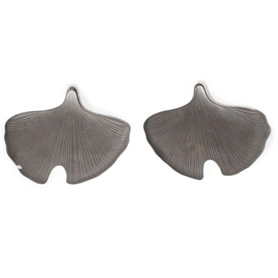 paire de boucles d'oreilles « ginknife » en argent sur fond blanc