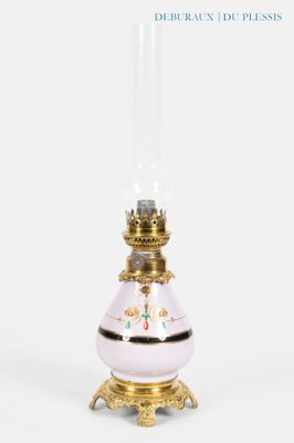 une lampe blanche et dorée posée sur une table