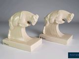une paire de serre-livres en céramique blanche représentant des éléphants, sur fond blanc