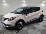 la voiture blanche est garée sur un sol en damier dans le garage