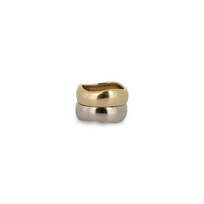 gros plan d'une bague en or et en argent sur fond blanc