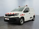 La camionnette blanche a une bande rouge et blanche sur le côté.