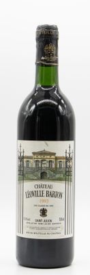 une bouteille de vin posée sur une table