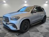 un SUV Mercedes argenté garé dans un showroom