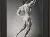 une photo en noir et blanc d'un homme qui montre ses muscles