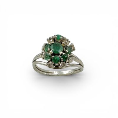 Bague fleur en or gris (750) ornée de petits diamants et pet… - Photo 1