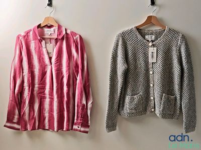 deux vestes accrochées au mur l'une à côté de l'autre
