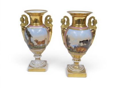 PORCELAINE DE PARIS Paire de vases de forme balustre en porc…