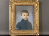 portrait d'un jeune garçon en uniforme bleu, dans un cadre doré