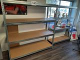 une étagère sur laquelle sont posés de nombreux livres
