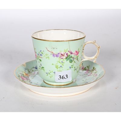 tasse à thé et soucoupe ornées de fleurs sur fond blanc