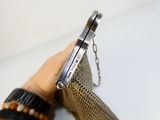 la main d'une femme tenant un téléphone portable attaché à une chaîne