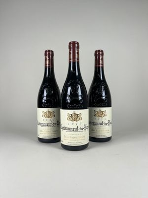 trois bouteilles de vin posées sur une table